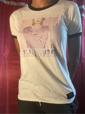 Taylor Swift 1989 Tour Polaroid Album CD Cover T-Shirt Size S Eras Tour Swiftie